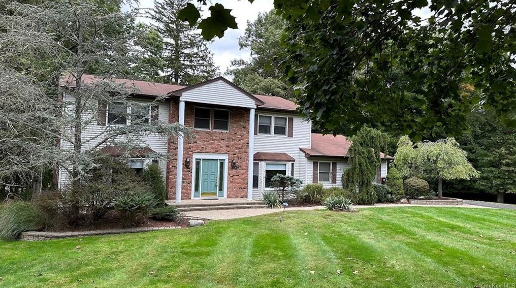 14 Evergreen Ct, Airmont, NY 10901
