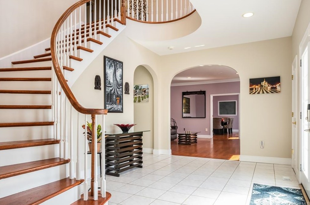 21 Centennial Dr, Danbury, CT 06811