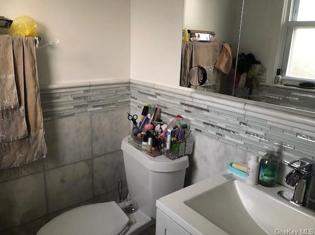 21 Canfield Ave, Yonkers NY 10710-1907 exterior