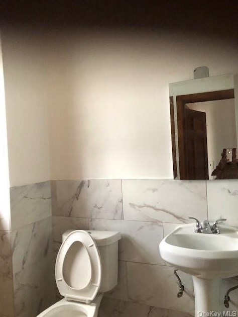 21 Canfield Ave, Yonkers NY 10710-1907 exterior