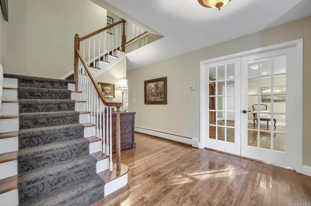 4 Bobwhite Ln, West Nyack, NY 10994