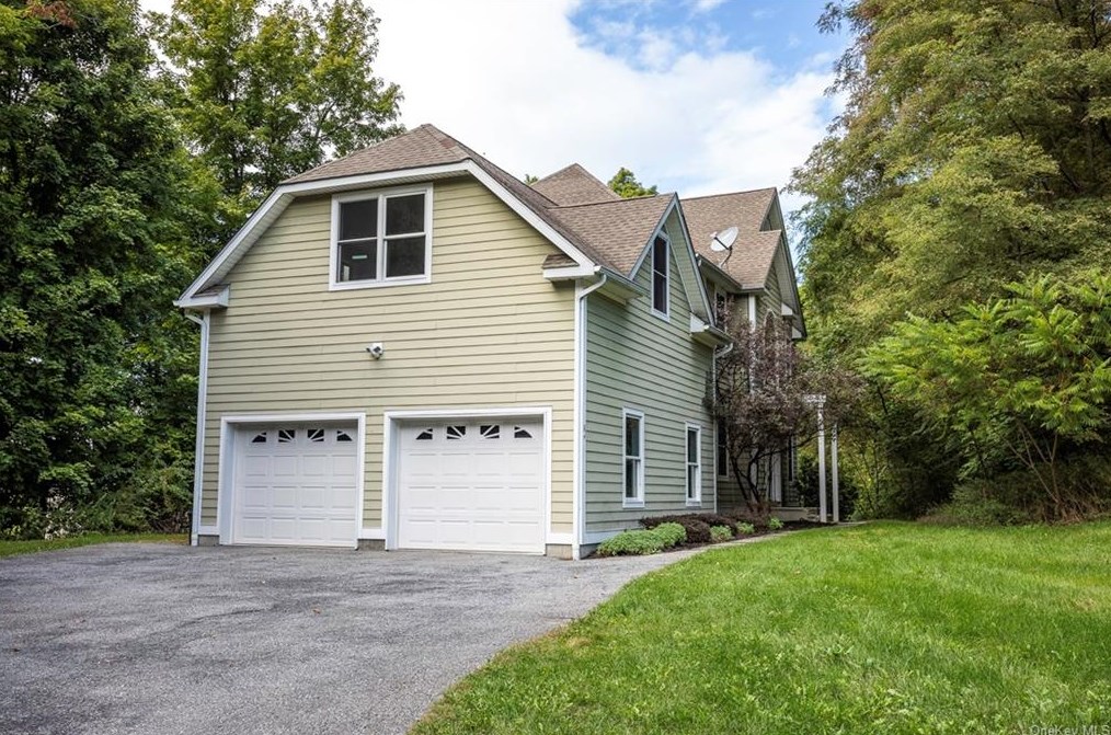 54 Huyler Dr, Hyde Park, NY 12538