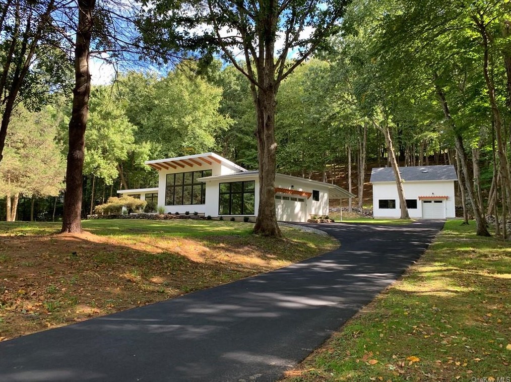 111 Parkview Rd N, Scotts Corners, NY 10576