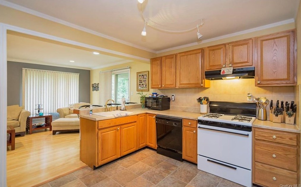 5 Quaker Rd, New City, NY 10956-1423