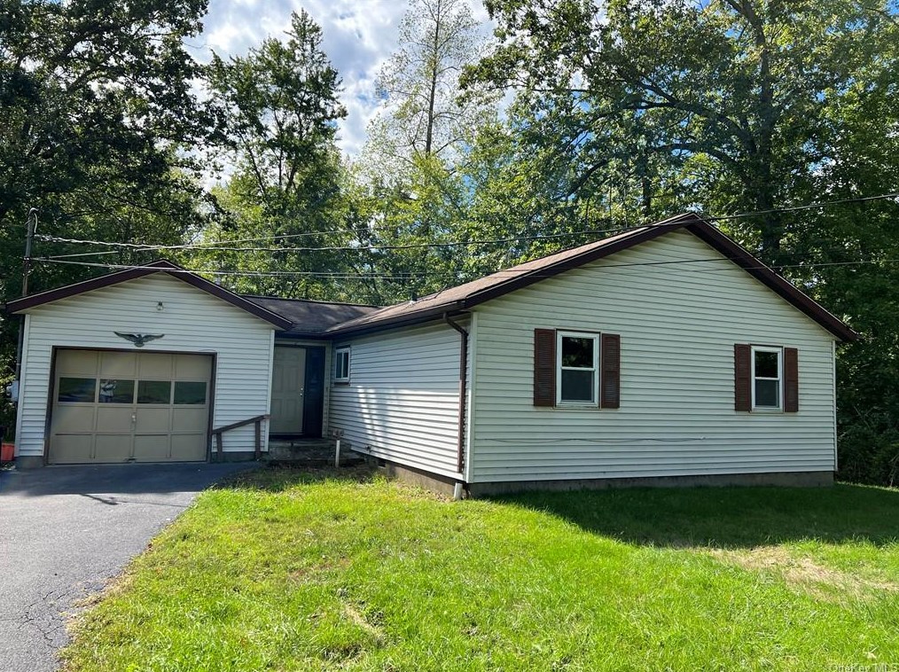9 Holloran Rd, Newburgh, NY 12553-8301