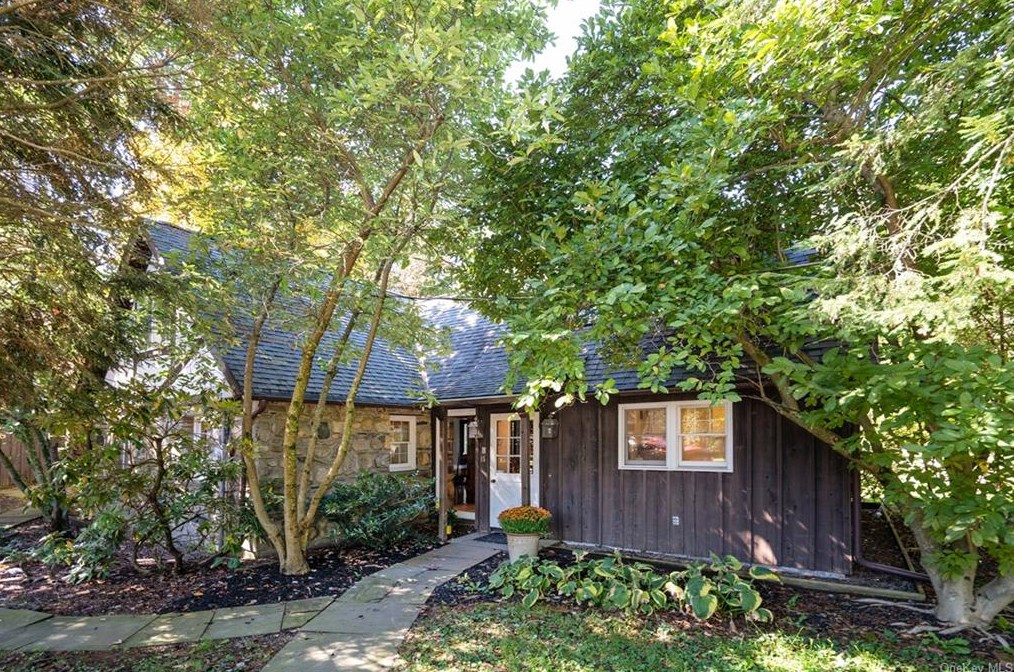 15 Rhinebeck Rd, Kent Lakes, NY 10512-4945