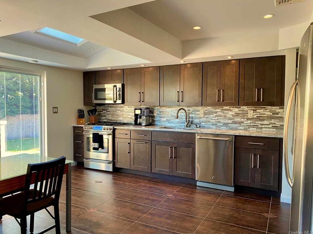 136 Irma Dr, Rockville Centre, NY 11572-5718