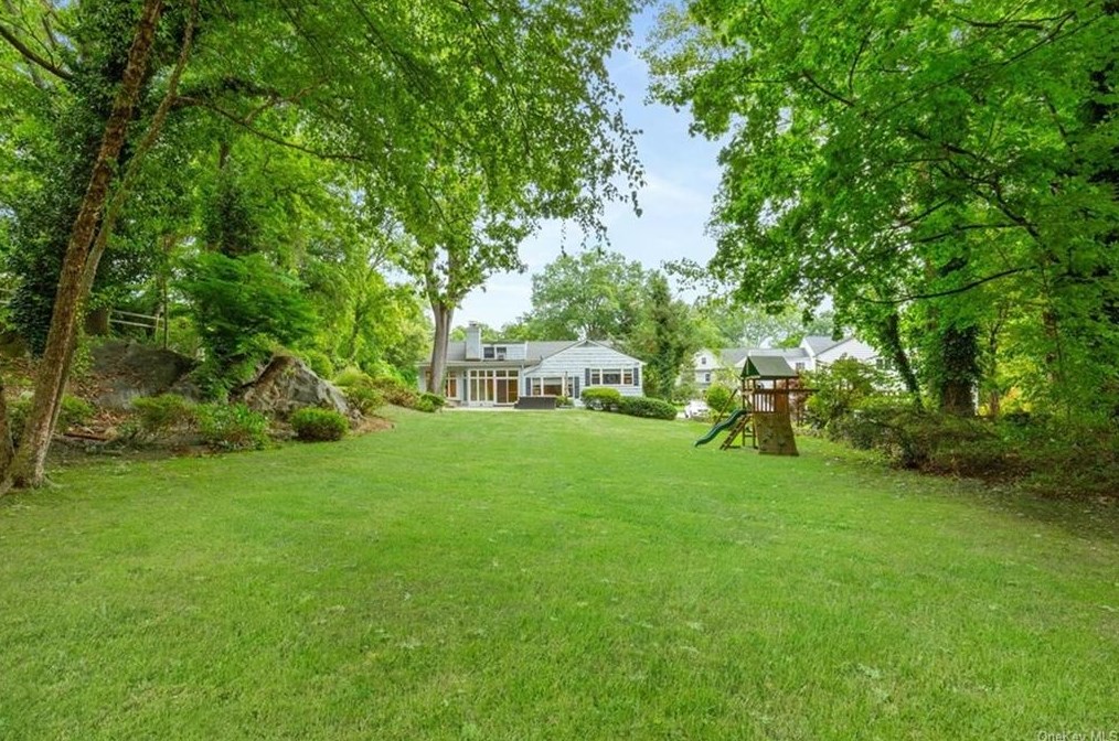 22 Ramapo Trl, Harrison NY  10528-1828 exterior