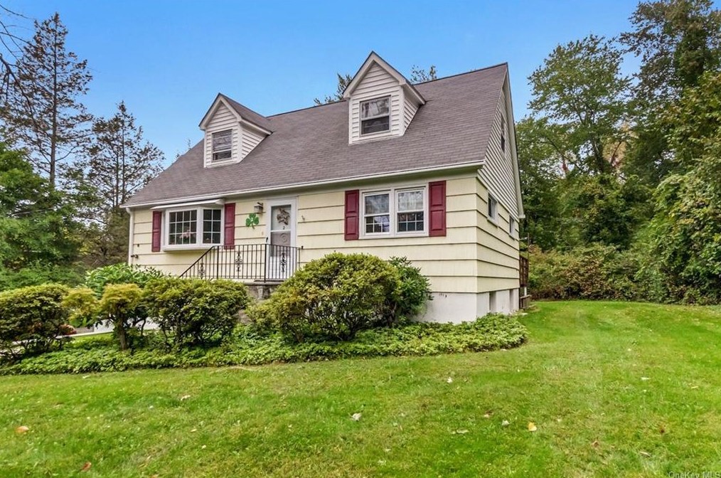 2 Gleneida Blvd, Mahopac, NY 10541