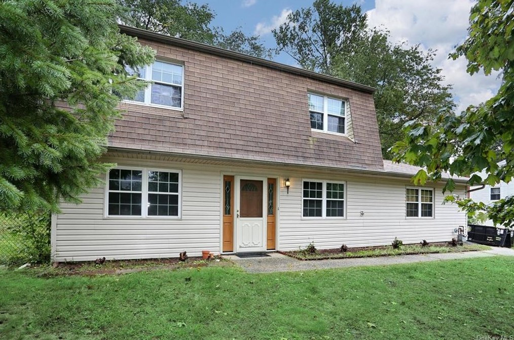 25 Bonnie Ct, Chestnut Ridge, NY 10977-2224