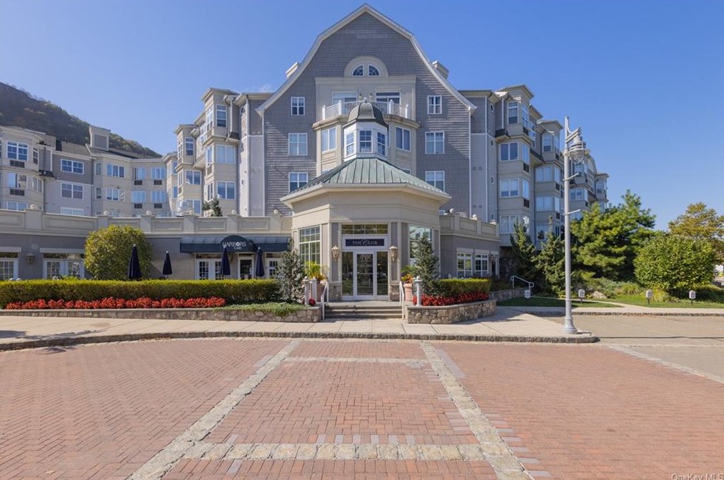 1409 Round Pointe Dr, Haverstraw, NY 10927-2125