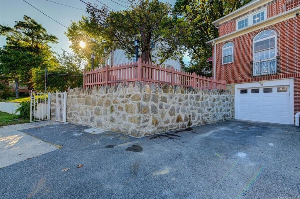 199 Trenchard St, Yonkers, NY 10704-2247
