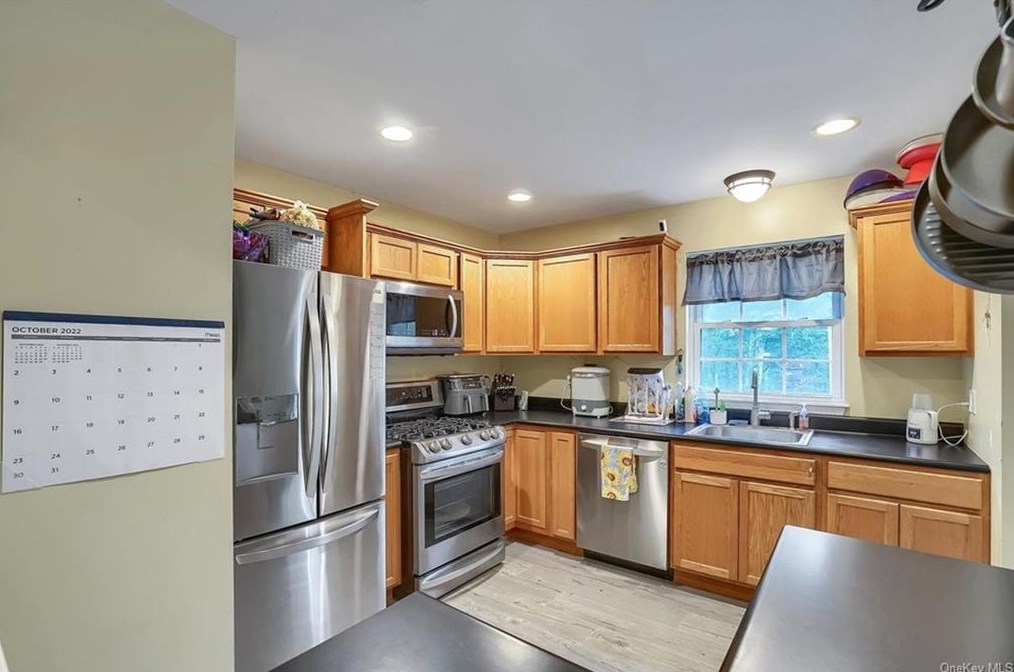 21 Hoeppner Dr, Wurtsboro, NY 12790-5907