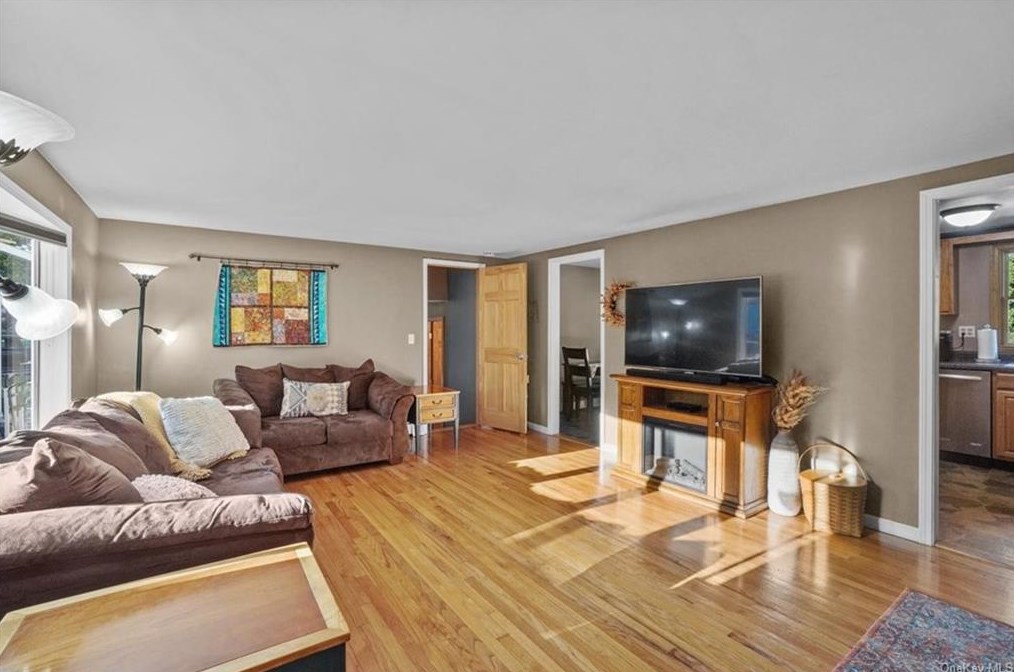 5 Evans Ct, Newburgh, NY 12550-8312