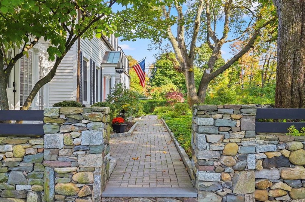 1374 White Hill Rd, Yorktown Hgts, NY 10598