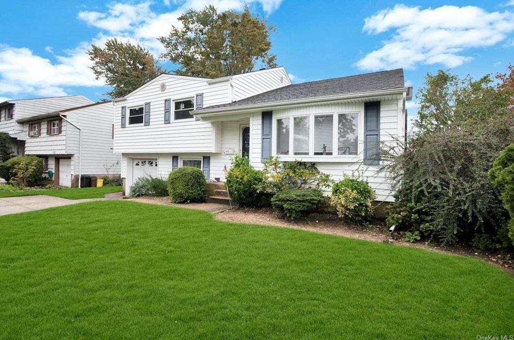 10 Edgewood Dr, Hicksville, NY 11801