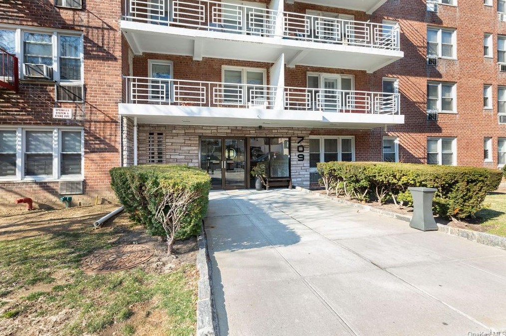 709 Warburton Ave, Yonkers NY  10701-1666 exterior