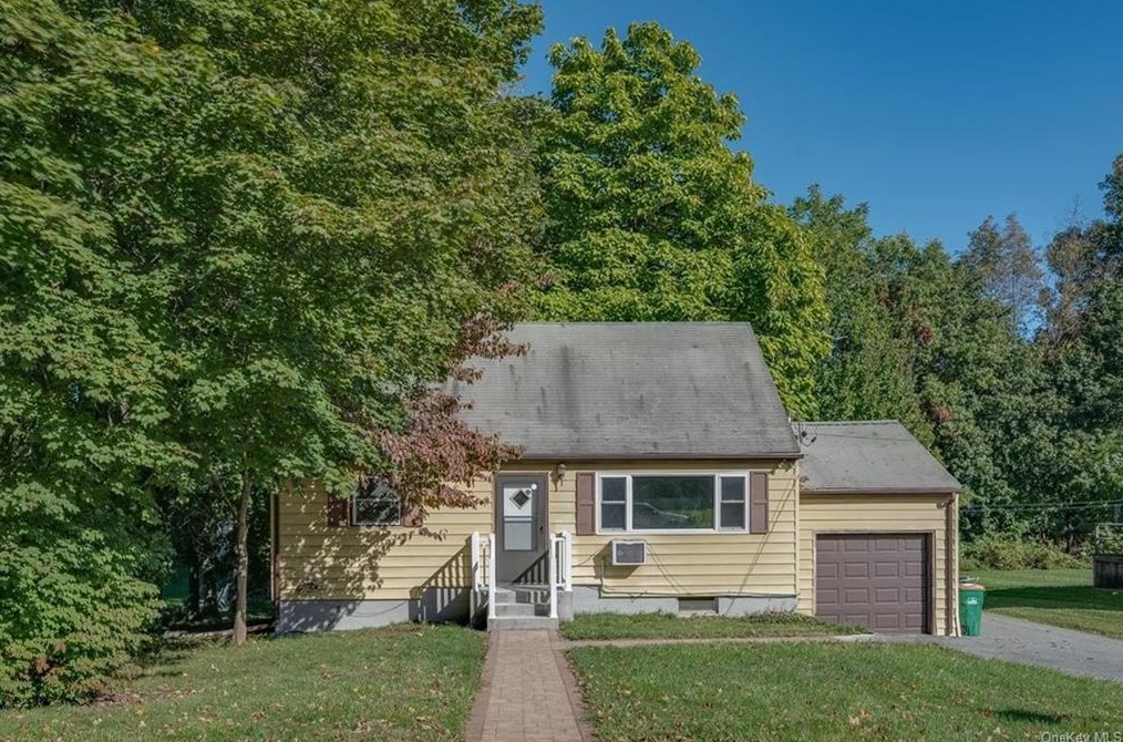 18 Pine Echo Dr, Poughkeepsie, NY 12601