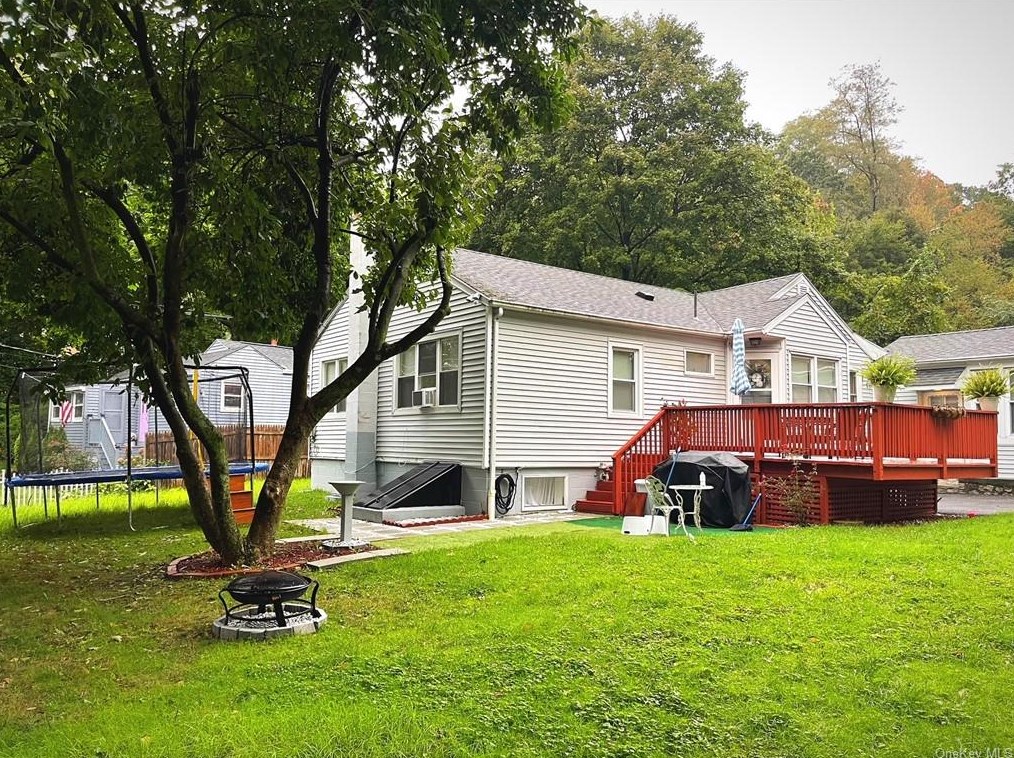 2 Maple Dr, Mahopac, NY 10541