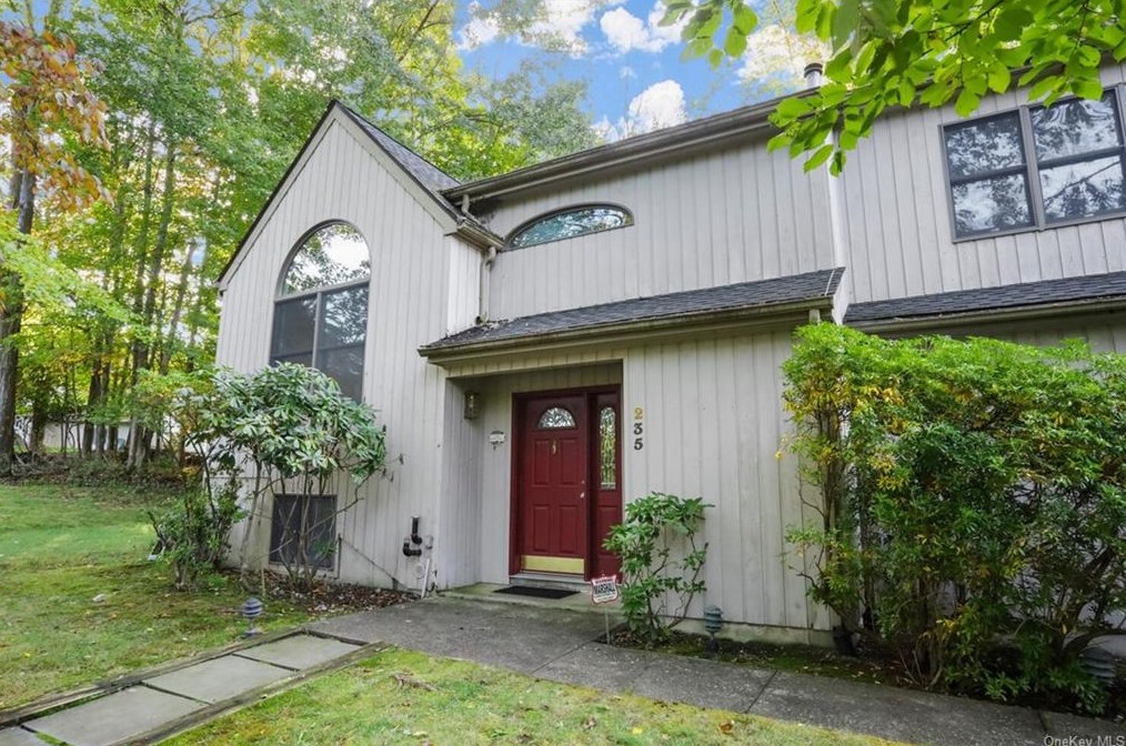 235 Briarwood Dr, Somers Town, NY 10589-1810