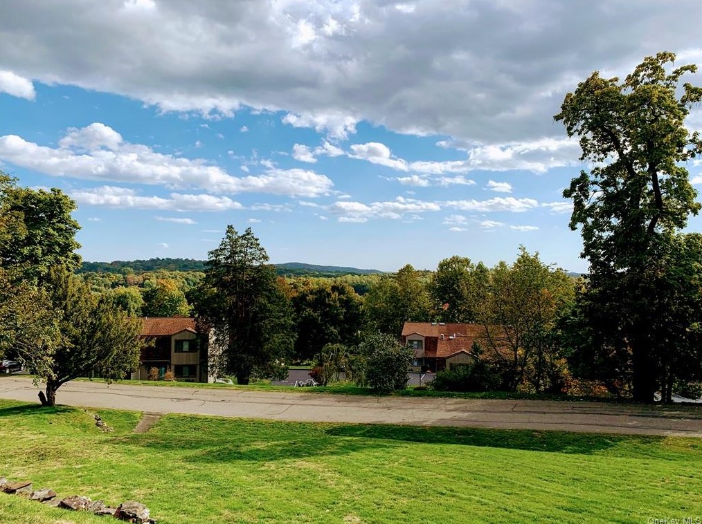 3 Beecher Ln, Peekskill NY 10566-2548 exterior