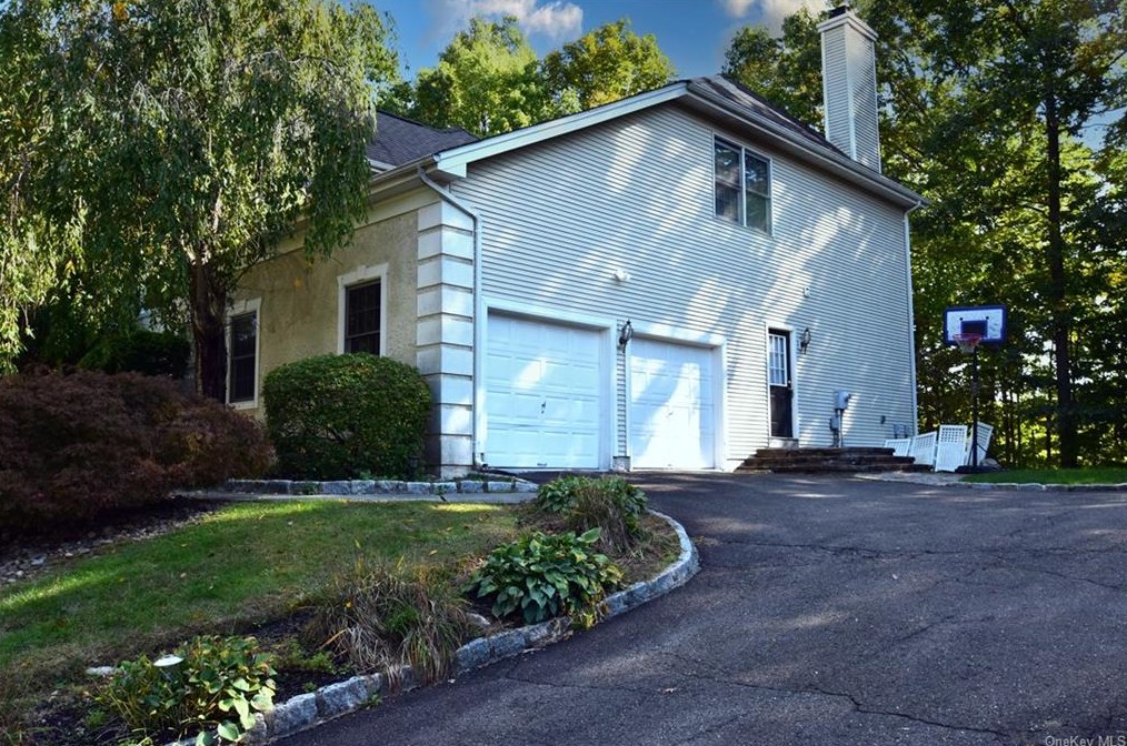 7 Cedar Dr, Tuxedo Park, NY 10987