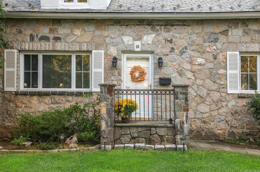 38 Soundview Ave, Rye, NY 10580-2302