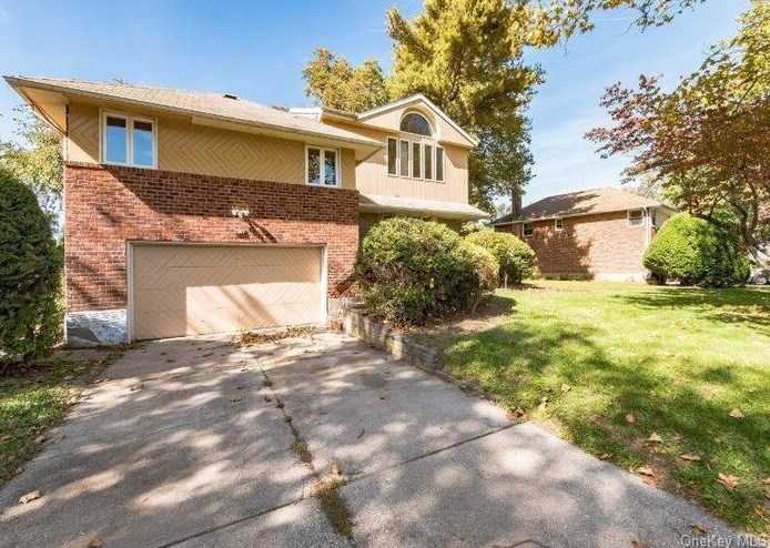 847 Sharon Ln, Westbury, NY 11590