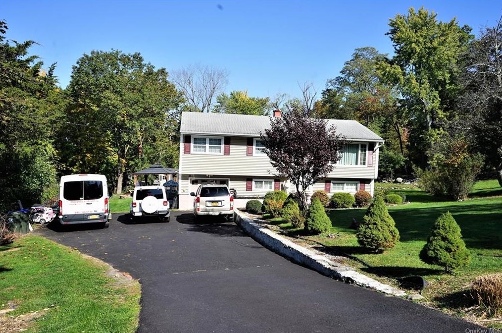 1 Midland Ct, Monroe, NY 10950-2310