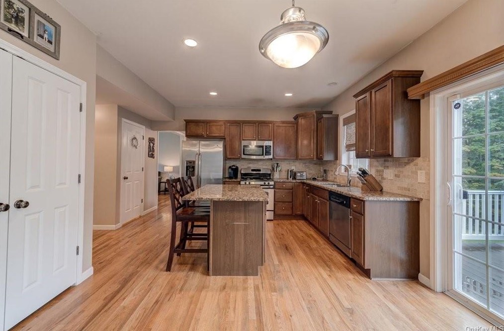 6 Allyson Ct, Goshen NY  10924-5513 exterior