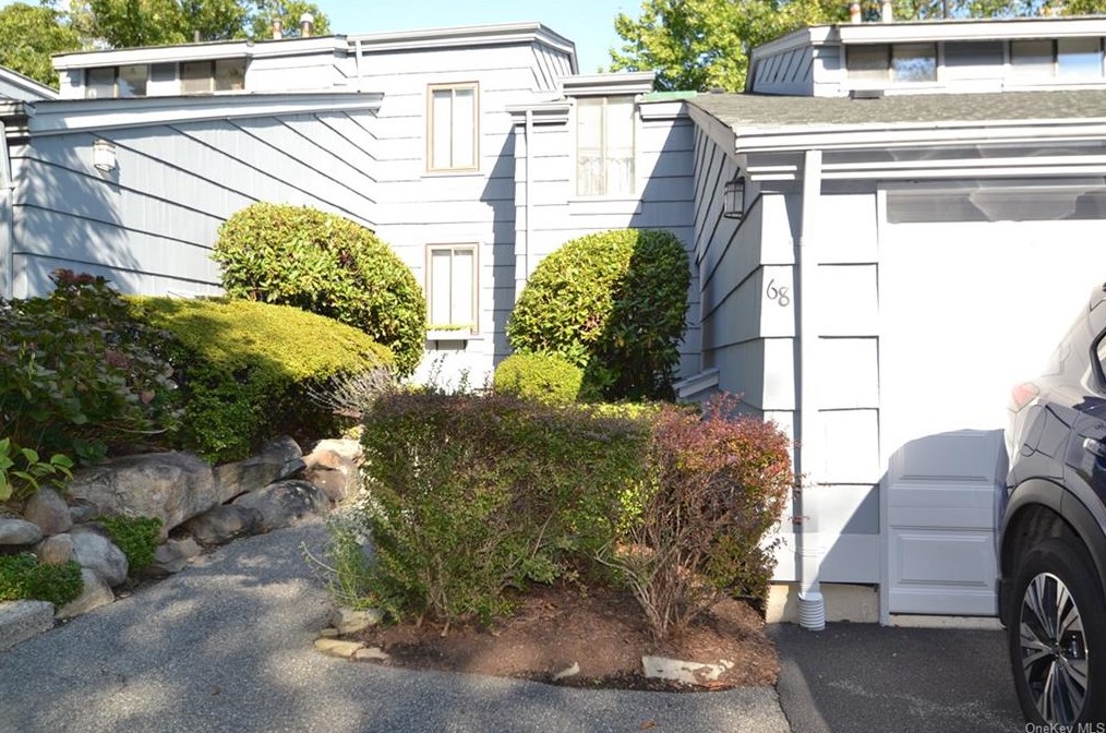 68 Branchwood Ln, Nanuet, NY 10954-1001
