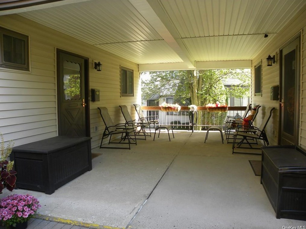 440 Country Club Ln, Mount Ivy, NY 10970-2565