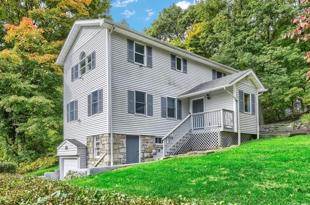 13 Hemlock Dr, Mahopac, NY 10541