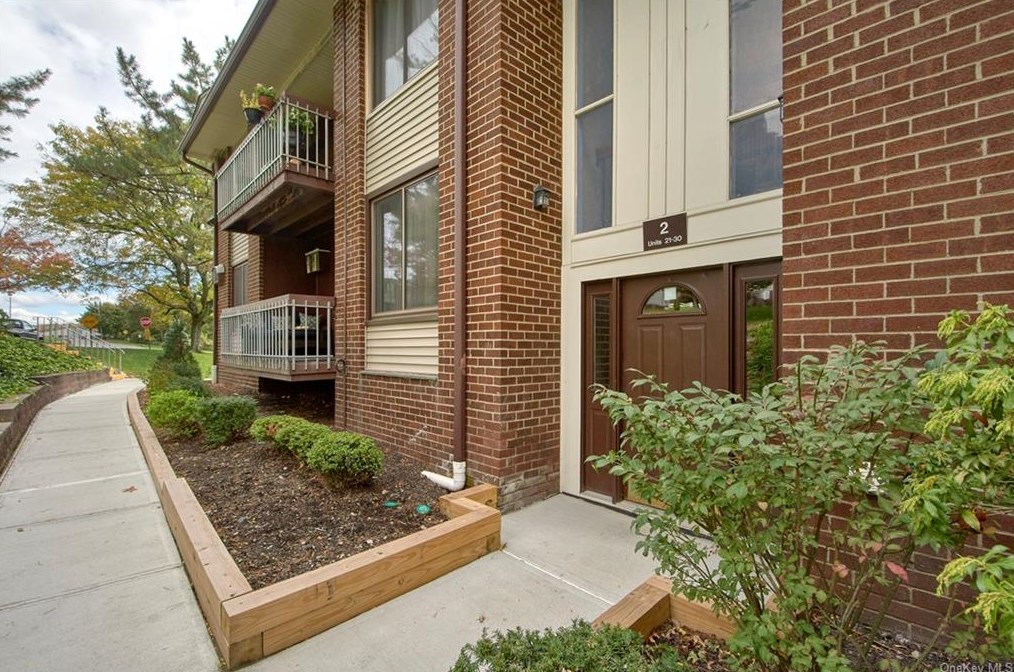 23 Country Club Ln, Mount Ivy, NY 10970