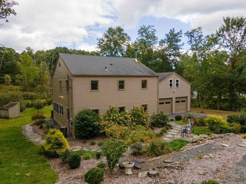8 Coleman Rd, Hyde Park, NY 12538