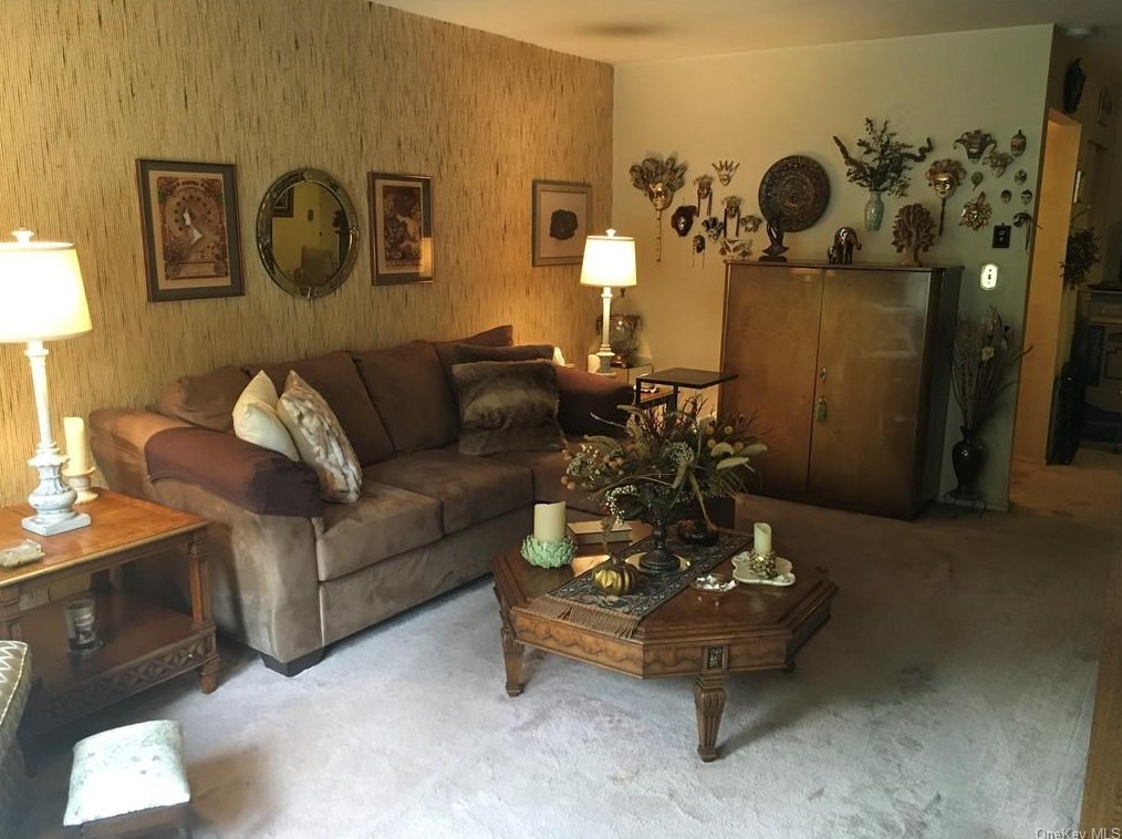385 Country Club Ln, Mount Ivy, NY 10970