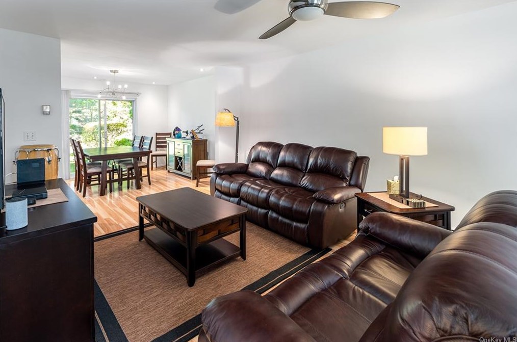 4 Coachlight Sq, Montrose, NY 10548-1239