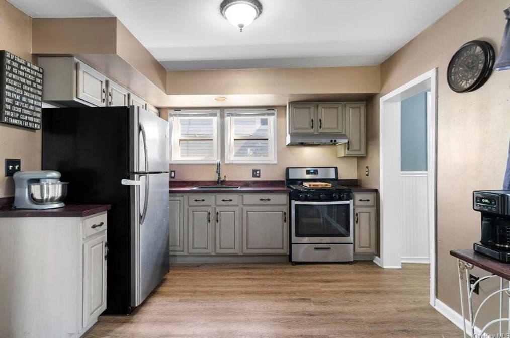 11 Clinton St, Walden, NY 12586-1901