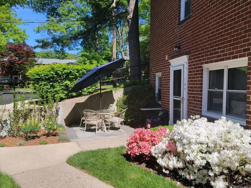 109 Charter Cir #109, Crotonville, NY 10562
