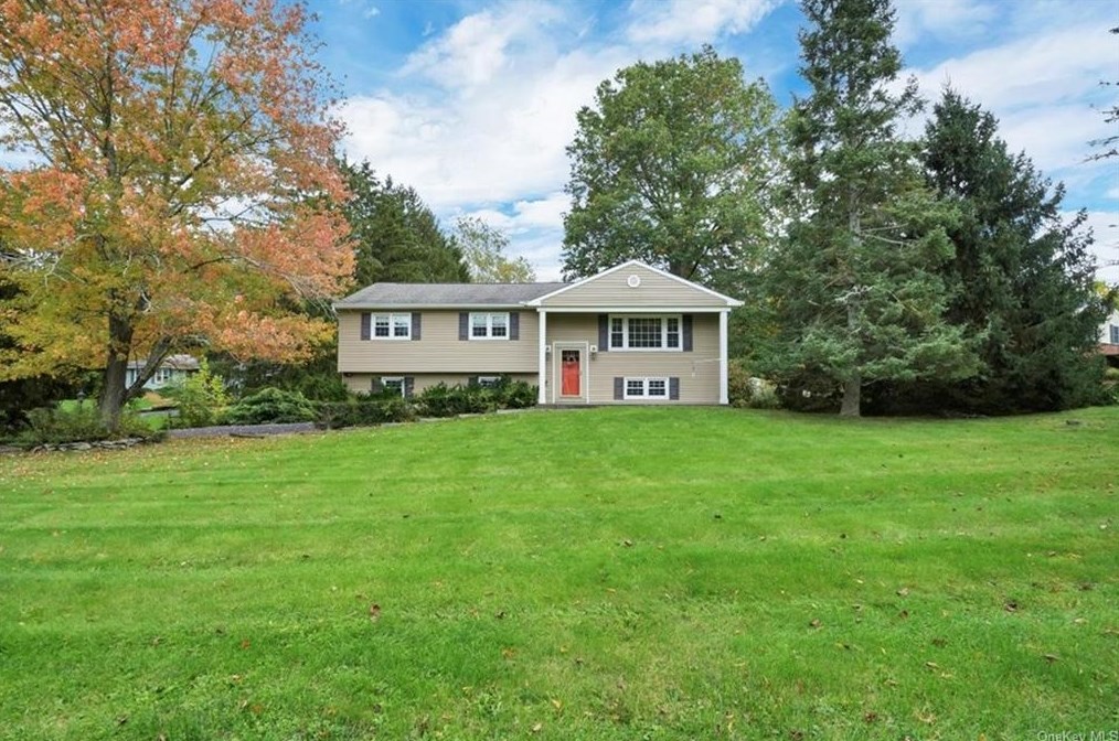 15 Helen Ave, New Hamburg, NY 12590-6002