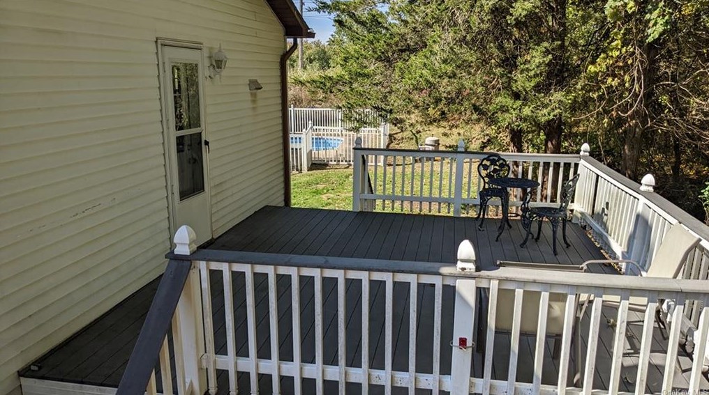 5 Crest Ct, East Fishkill NY  12533-5059 exterior