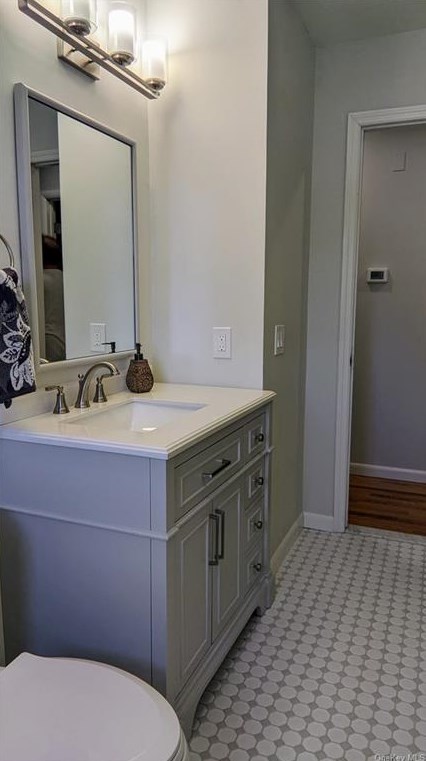 5 Crest Ct, East Fishkill NY  12533-5059 exterior