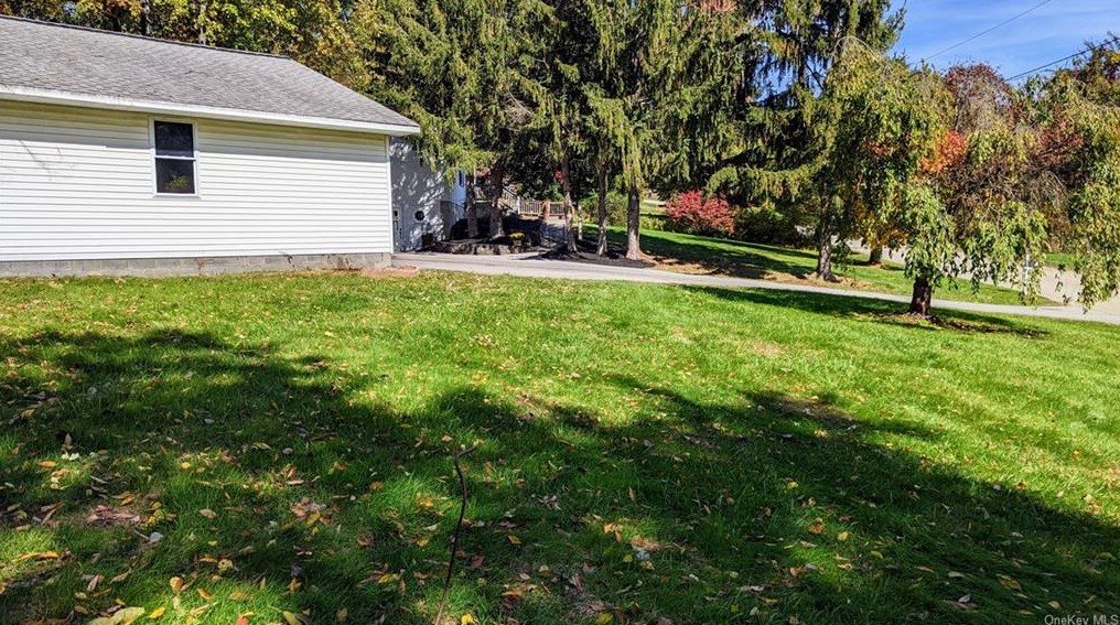 5 Crest Ct, East Fishkill NY  12533-5059 exterior