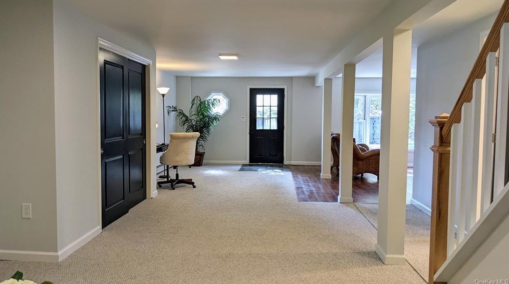 5 Crest Ct, East Fishkill NY  12533-5059 exterior