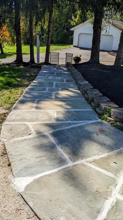 5 Crest Ct, East Fishkill NY  12533-5059 exterior