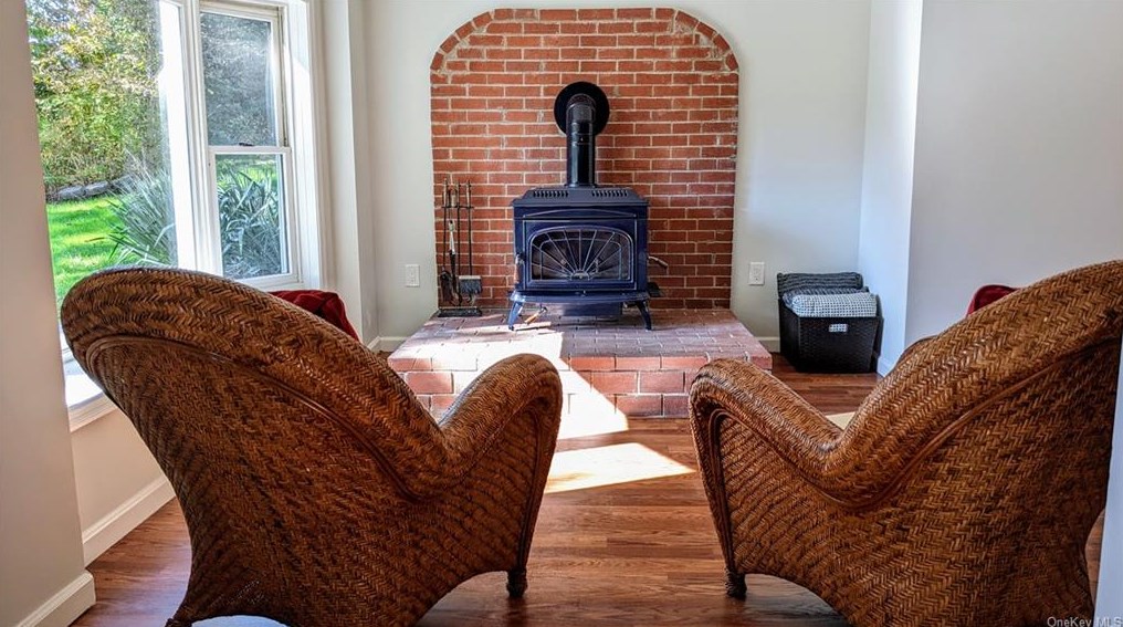 5 Crest Ct, East Fishkill NY  12533-5059 exterior