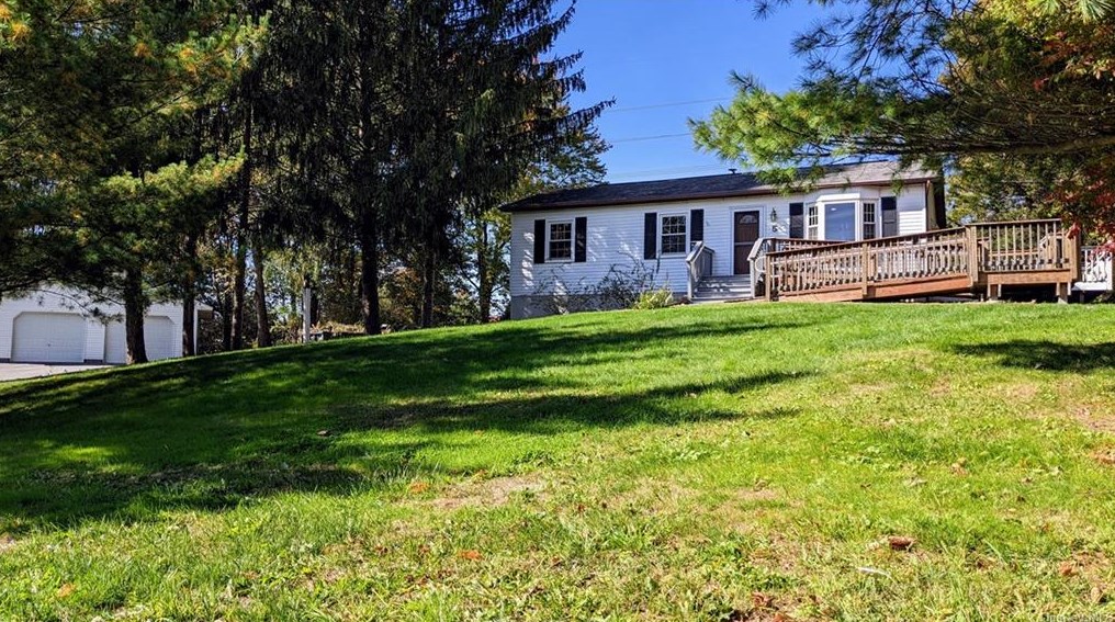 5 Crest Ct, East Fishkill NY  12533-5059 exterior