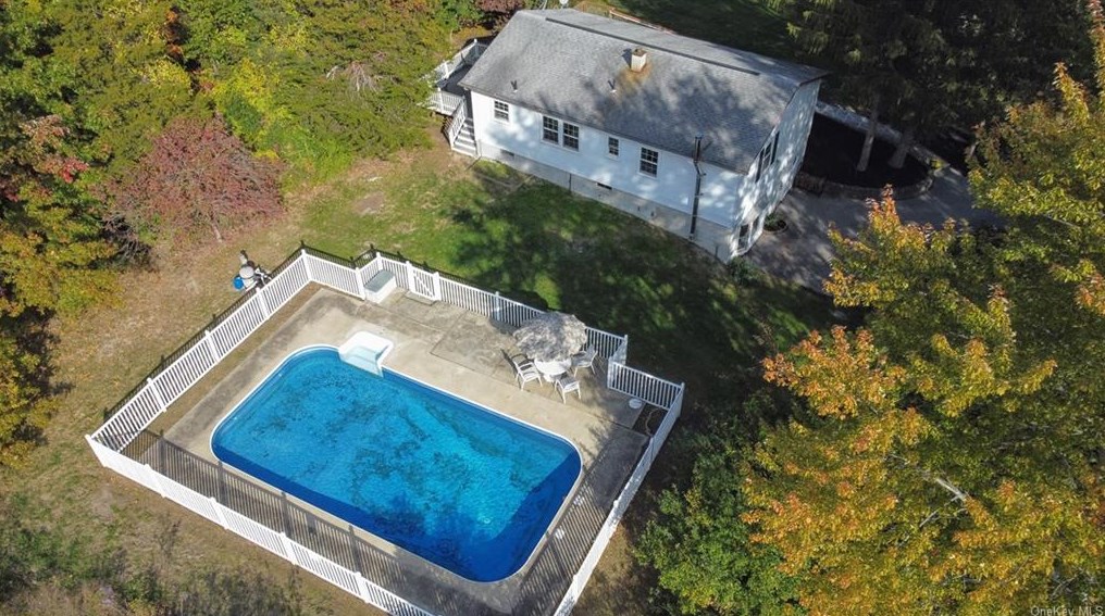 5 Crest Ct, East Fishkill NY  12533-5059 exterior