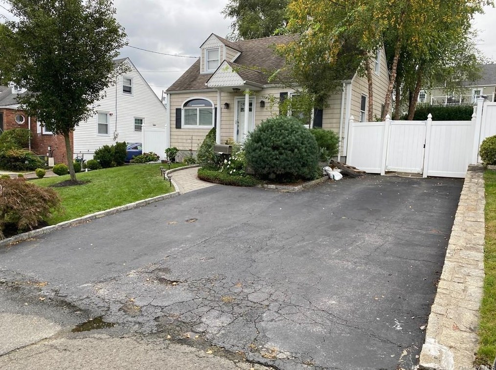 25 Kathwood Rd, Yonkers NY  10710-1003 exterior