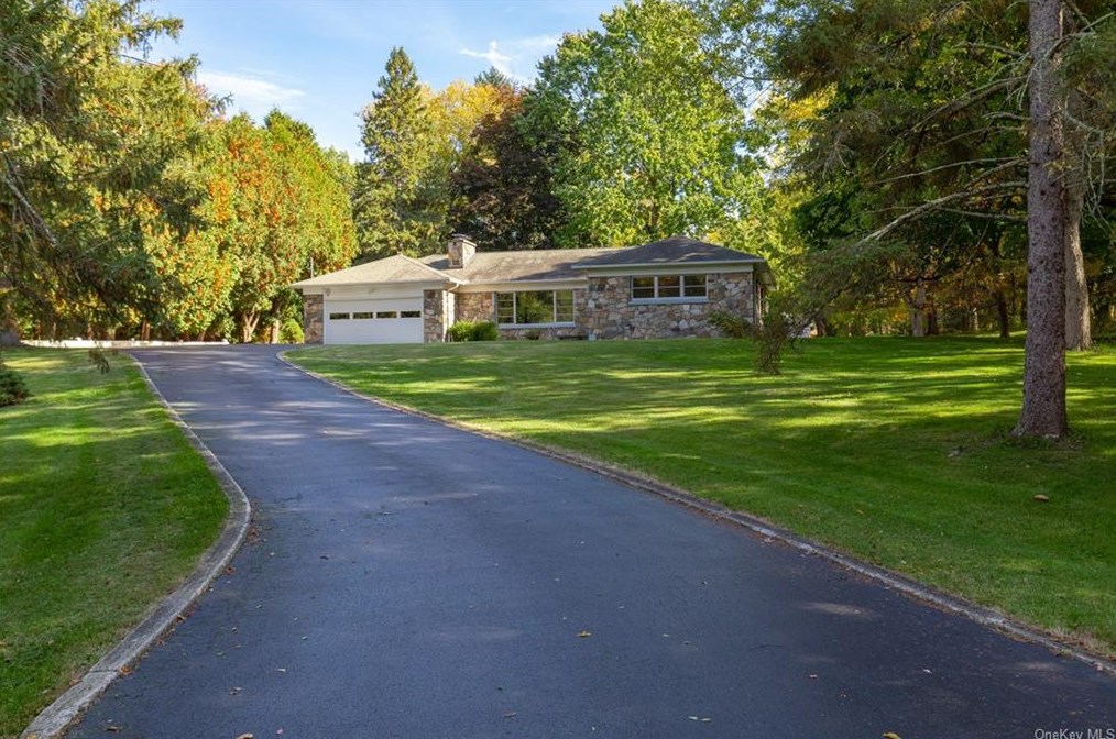 22 Hausner Dr, East Fishkill, NY 12533